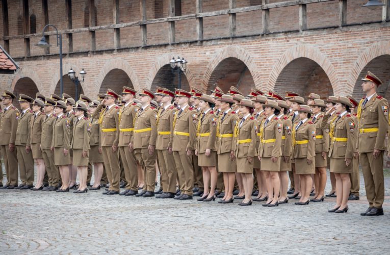 Ceremonia de acordare a primului grad de ofițer absolvenților anului IV, Secţia de Pregătire Medico-Militară Târgu Mureş